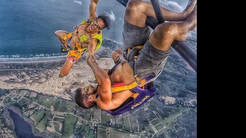 Caio Castro posa de cabeça para baixo antes de pular de paraquedas (Reprodução/Instagram)