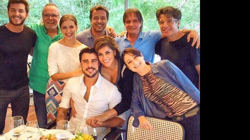 Roberto Carlos almoça com elenco de “Império” (Reprodução/Facebook)