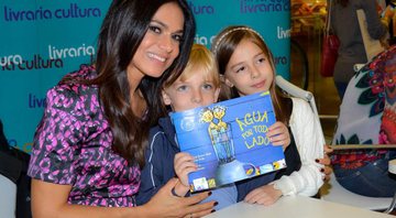 Imagem Ao lado dos filhos e do marido, Rosana Jatobá lança coleção de livros infantis em São Paulo