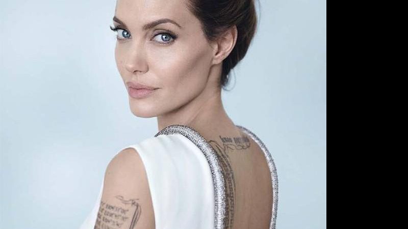 Angelina Jolie modelando aos 18 anos para uma revista britânica - Foto: Reprodução