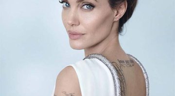Angelina Jolie modelando aos 18 anos para uma revista britânica - Foto: Reprodução