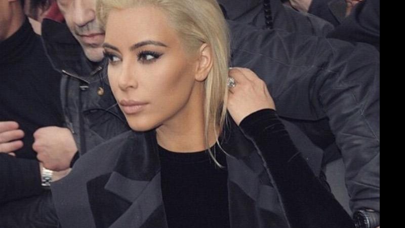 Kim Kardashian loira planitada no desfile da Balmain na Semana de Moda de Paris. Crédito: Reprodução/Instagram
