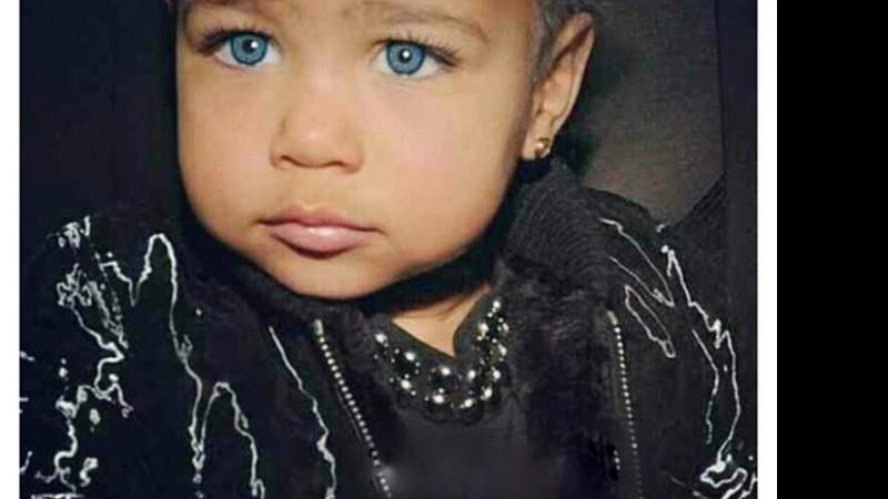 North West, filha de Kim Kardashian com Kanye West, com olhos azuis. Crédito: Reprodução/Instagram
