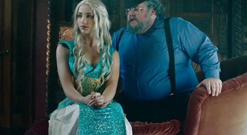 Nick Mundy dá vida a George R.R. Martin, enquanto Emily Rudd interpreta Daenerys em paródia de videoclipe de Taylor Swift. Crédito: Reprodução/Nerdist