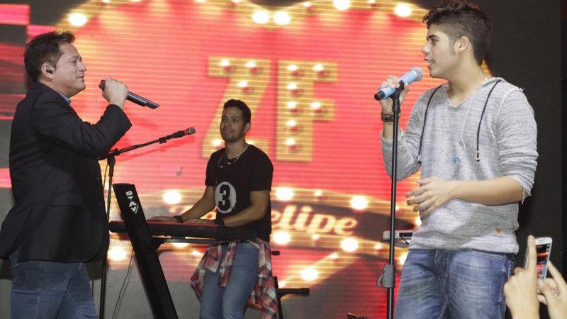 Imagem Leonardo sobe ao palco e canta junto com o filho de 16 anos em sua estreia nos palcos