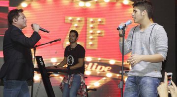 Imagem Leonardo sobe ao palco e canta junto com o filho de 16 anos em sua estreia nos palcos