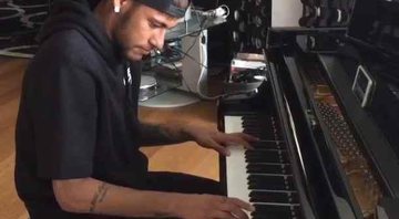 Neymar se arrisca no piano (Reprodução/Instagram)