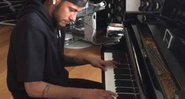 Neymar se arrisca no piano (Reprodução/Instagram)