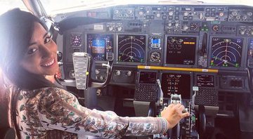 Talita Araújo posa sentada na cadeira do piloto - Foto: Reprodução/ Instagram