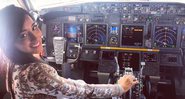 Talita Araújo posa sentada na cadeira do piloto - Foto: Reprodução/ Instagram