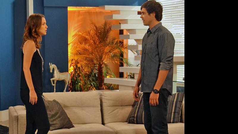 Caíque vai até a casa de Laura para dizer que sabe da farsa do casamento - Foto: Reprodução/ TV Globo