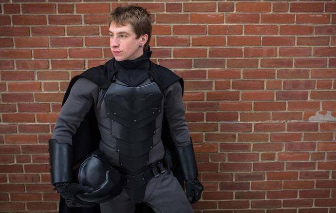 Jackson Gordon e seu traje funcional de Batman - Foto: Facebook/ Armatus Designs