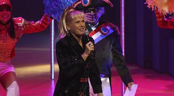 Imagem Xuxa canta Ilariê durante participação no espetáculo Chacrinha – O Musical