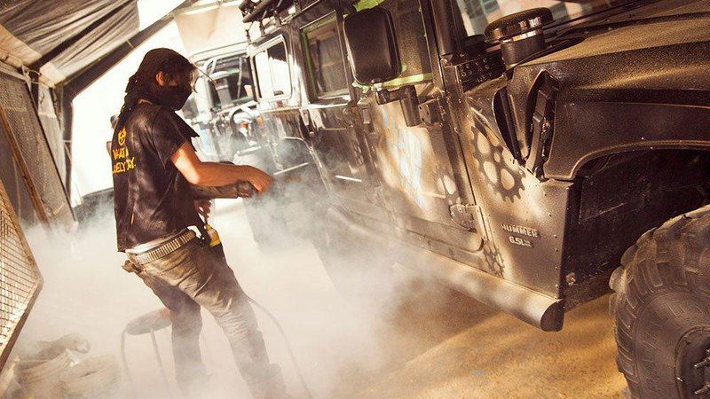 Imagem Carros entram limpos e saem sujos em lava-rápido de Mad Max: Estrada da Fúria