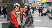 Mari (Bruna Marquezine) e Danda (Tatá Werneck) na Times Square - Foto: Globo/Zé Paulo Cardeal