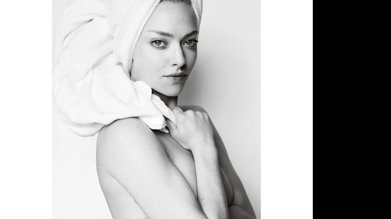 Amanda Seyfried posa para o projeto Towel Series, de Mario Testino - Foto: Reprodução/ Instagram/ Mario Testino