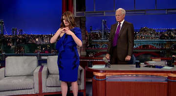 Tina Fey faz striptease para homenagear David Letterman - Foto: Reprodução