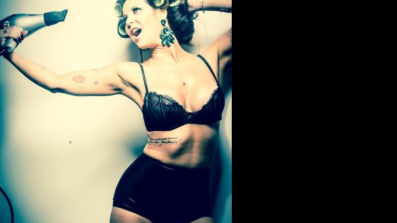 Imagem De lingerie , ex-sedutora do ‘Teste de Fidelidade’, Ana Paula Saad exibe boa forma