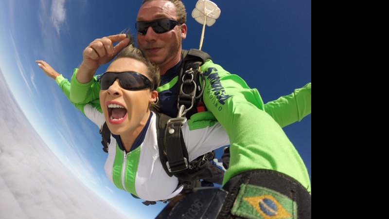Alessandra Batista salta de paraquedas - Foto: Divulgação/ Marcelo Sulz
