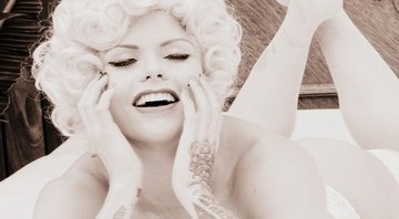 Imagem Campeã de fisiculturismo, Larissa Reis exibe as curvas posando como Marilyn Monroe