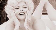 Imagem Campeã de fisiculturismo, Larissa Reis exibe as curvas posando como Marilyn Monroe
