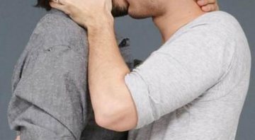Imagem Em campanha, atores de Babilônia e outros famosos posam dando beijos em pessoas do mesmo sexo