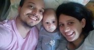 Miguel e os pais em mais um dia de hospital - Foto: Arquivo Pessoal