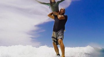 Imagem Dois na prancha? Surfistas fazem acrobacias incríveis no mar do Havaí