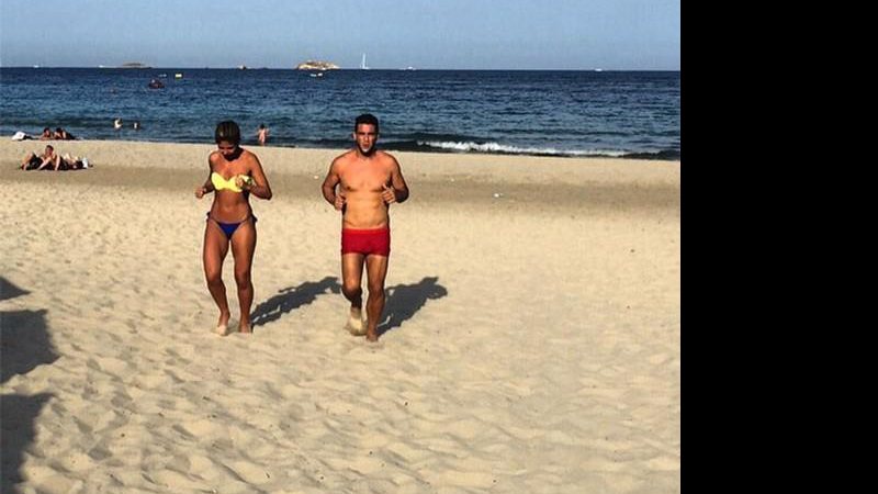 André Marques corre nas areias de Ibiza com sua empresária (Foto: Reprodução/ Instagram)