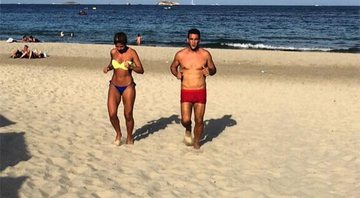 André Marques corre nas areias de Ibiza com sua empresária (Foto: Reprodução/ Instagram)