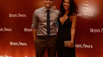 Bruno Gissoni e Yanna Lavigne em festa de Babilônia - Foto: Globo/ George Maragaia