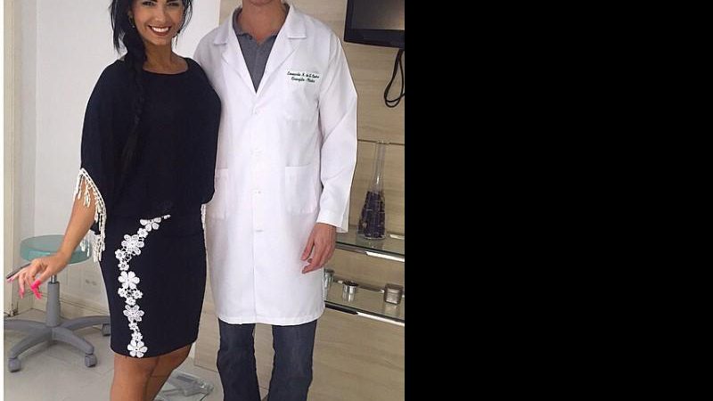 Bianca Leão e o médico que realizou a cirurgia (Foto Divulgação/ MF Models Assessoria)
