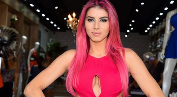 Rosa ou vermelho? Thais Bianca gosta de cabelos bem coloridos - Foto: Reprodução Instagram e João Barbosa/ Ag. Fio Condutor
