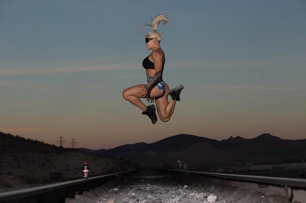 Imagem Larissa Reis exibe corpo musculoso em deserto de Las Vegas