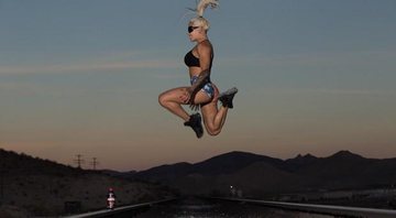 Imagem Larissa Reis exibe corpo musculoso em deserto de Las Vegas