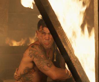 Merlô (Juliano Cazarré) tenta escapar de barraco em chamas - Foto: TV Globo