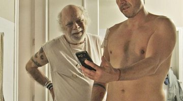 Romero e Ascânio decidem o que fazer com o corpo de Dario - Foto: TV Globo