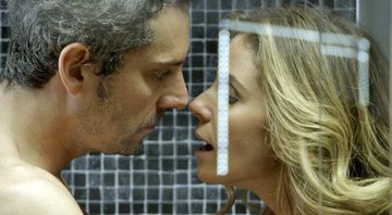 Atena invade banho para provocar Romero - Foto: TV Globo