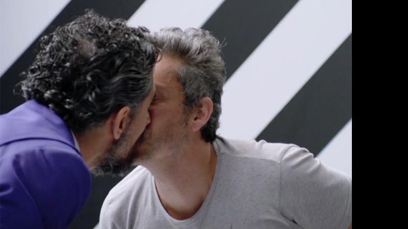 Michel Melamed beija Alexandre Nero em vídeo de Bipolar - Foto: Reprodução