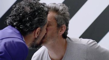 Michel Melamed beija Alexandre Nero em vídeo de Bipolar - Foto: Reprodução