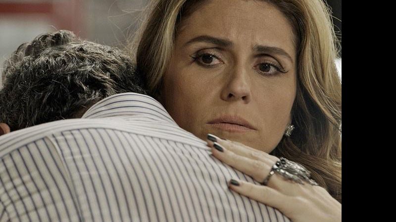 Romero procura consolo nos ombros de Djanira - Foto: TV Globo
