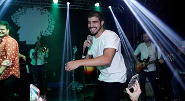 Caio Castro e Gil Coelho cantam com Samba de Santa Clara - Foto: Waldemir Filetti/ Divulgação