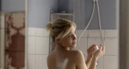 Belisa conversa com Juliano durante o banho - Foto: TV Globo