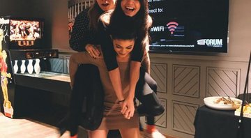 Kylie Jenner carrega Cara Delevingne e Kendall Jenner - Foto: Reprodução/Instagram