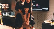 Kylie Jenner carrega Cara Delevingne e Kendall Jenner - Foto: Reprodução/Instagram