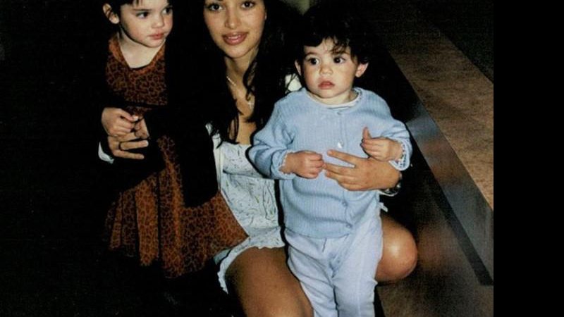 Kendall Jenner, Kim Kardashian e Kylie em foto antiga - Foto: Reprodução/Instagram