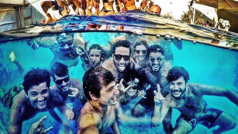 Bruno Gissoni mostra foto com os amigos em piscina - Foto: Reprodução/Instagram