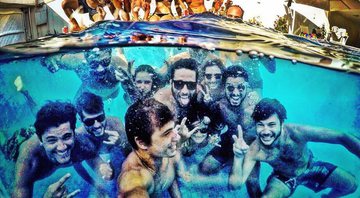 Bruno Gissoni mostra foto com os amigos em piscina - Foto: Reprodução/Instagram