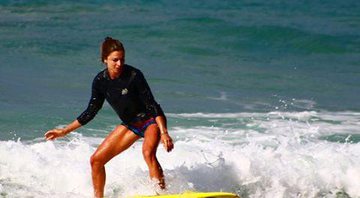 Grazi Massafera surfa em Fernando de Noronha - Foto: Reprodução/Instagram