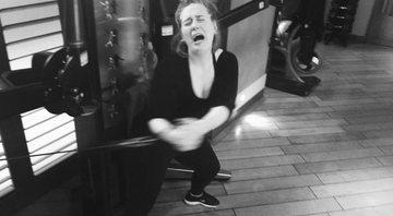 Adele faz careta durante treino em academia - Foto: Reprodução/Instagram